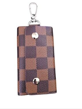 Brown Two-Toned Checkered 6 Key Ring Holder
